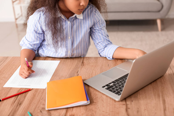Pequena menina afro-americana estudando online em casa - Foto, Imagem