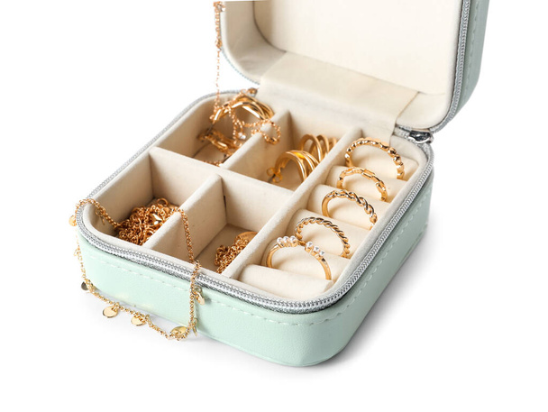 Boîte avec de beaux bijoux sur fond blanc - Photo, image