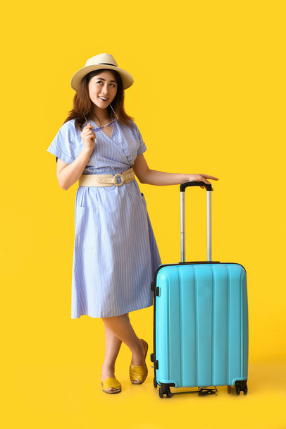 fiatal nő bőrönd színes háttér - Fotó, kép