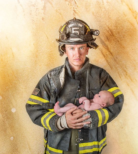 Пожарный держит ребенка
 - Фото, изображение
