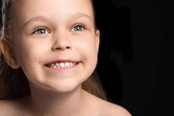 Retrato de menina muito sorridente no fundo preto - Foto, Imagem