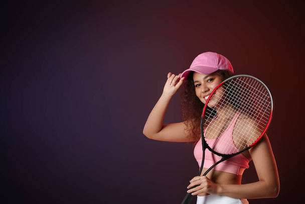 Kaunis afroamerikkalainen tennispelaaja tummalla taustalla - Valokuva, kuva