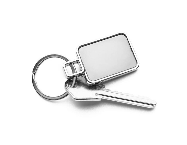 Κομψό τετράγωνο μπρελόκ με κλειδί σε λευκό φόντο - Φωτογραφία, εικόνα