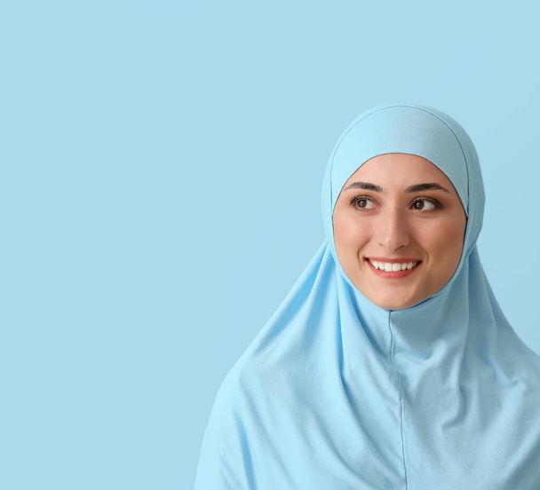 Mujer musulmana joven sobre fondo de color - Foto, imagen