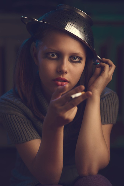 Teen girl smoker - Foto, afbeelding