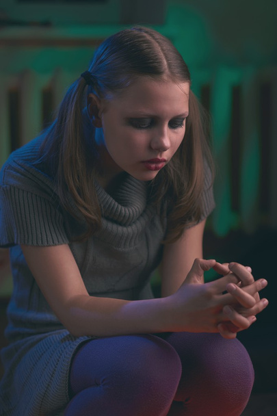 Deprimido adolescente chica se sienta y llora
 - Foto, Imagen