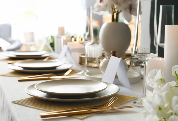 Prachtige tafelsetting voor bruiloftsviering in restaurant - Foto, afbeelding