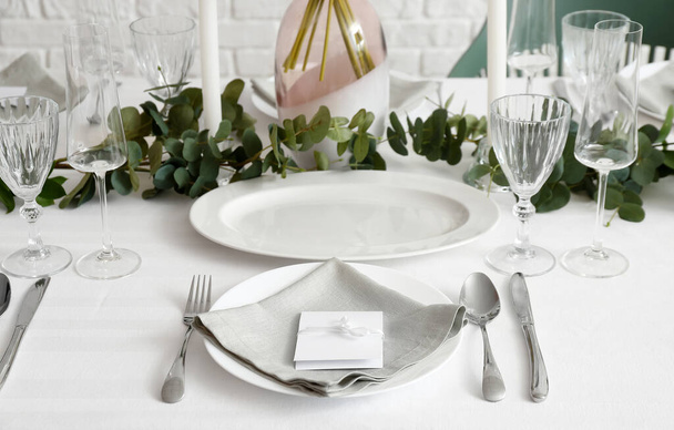 Красивая сервировка стола для празднования свадьбы в ресторане
 - Фото, изображение
