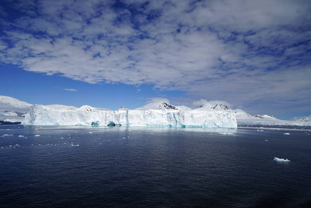 Tämä on kesä Pleneaun saarella Antarktiksen niemimaalla. Siellä on pingviinejä, valaita, jäävuoria, jäälautoja, jäätiköitä, valtameriä, radioaktiivisia pilviä ja auringonvaloa. Nämä elementit muodostavat erilaisia maisemia. - Valokuva, kuva
