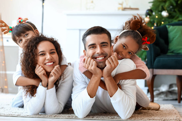 Счастливая семья с детьми празднует Рождество дома - Фото, изображение