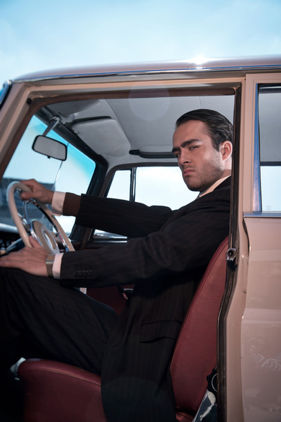 Retro 60s moda homem de negócios vestindo terno cinza com gravata sittin
 - Foto, Imagem