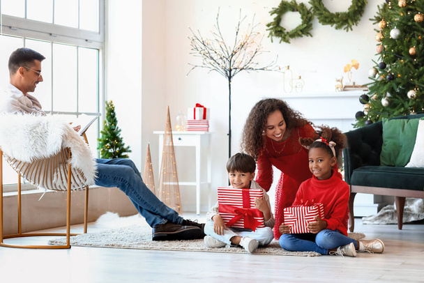 Familia feliz con niños celebrando la Navidad en casa - Foto, imagen