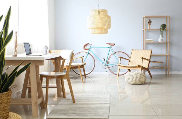 Komfortable Einrichtung des Wohnzimmers mit modernem Fahrrad - Foto, Bild