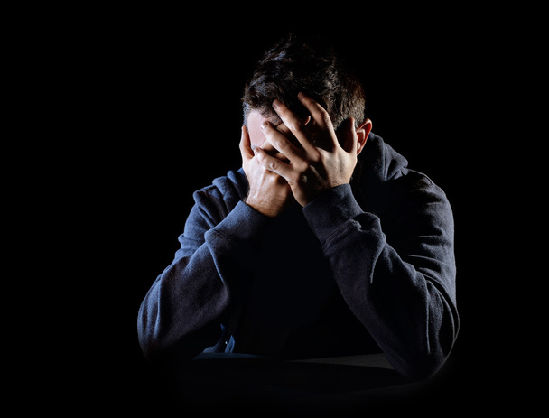 Verzweifelter Mann leidet unter emotionalen Schmerzen, Trauer und tiefer Depression - Foto, Bild