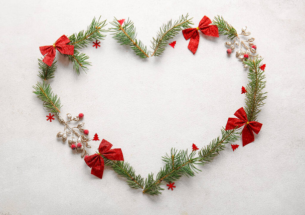 Coeur en branches de sapin et décor de Noël sur fond blanc - Photo, image