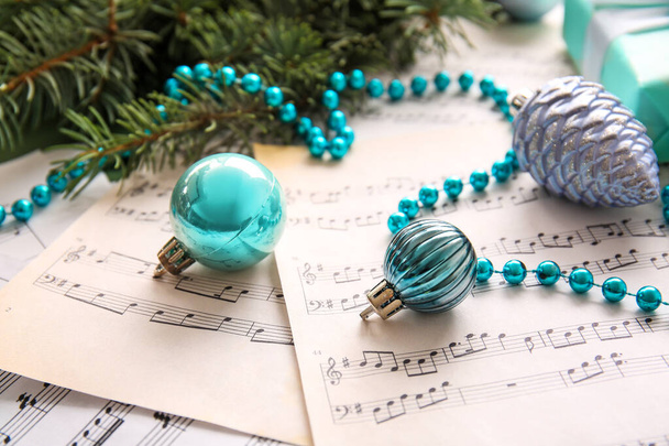 Palle di Natale con perline su fogli di nota, primo piano - Foto, immagini