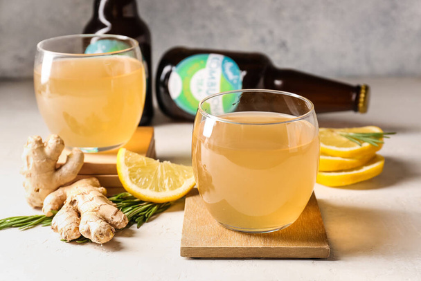 Gläser mit schmackhaftem Kombucha mit Zitrone und Ingwer auf dem Tisch, Nahaufnahme - Foto, Bild