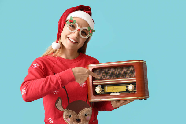 ラジオ受信機と熟女クリスマス音楽を色の背景で聴く - 写真・画像