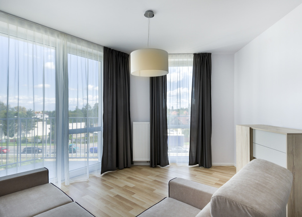grote ramen in moderne woonkamer appartement - Foto, afbeelding