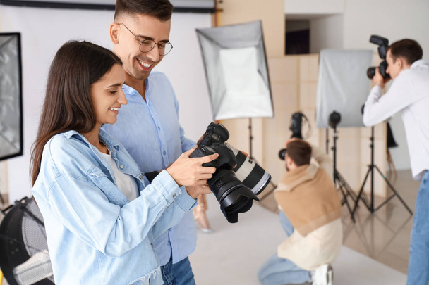 Jeunes photographes pendant les cours en studio - Photo, image