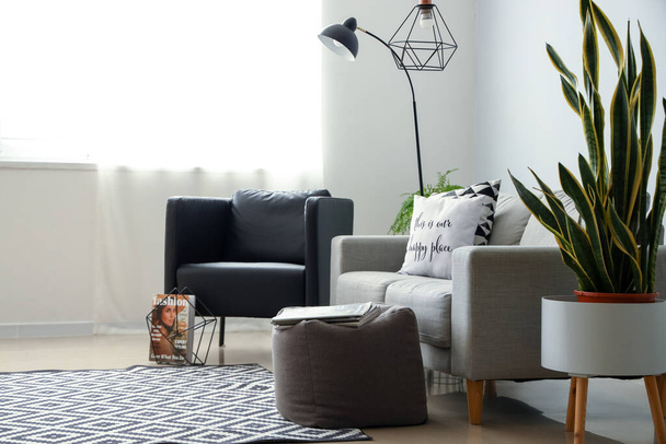 Interno di elegante soggiorno con poltrona moderna e divano - Foto, immagini