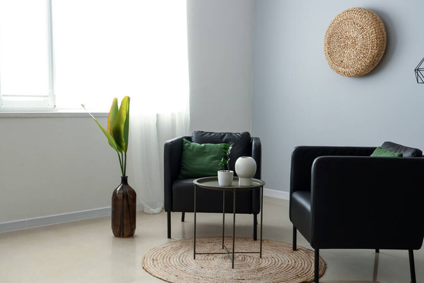 Belső tér elegáns nappali fekete fotelekkel és asztallal - Fotó, kép