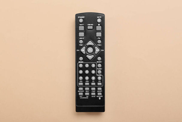 Renk arkaplanı üzerinde modern TV uzaktan kumandası - Fotoğraf, Görsel