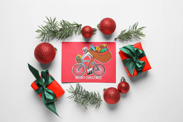 Открытки с текстом MERRY CHRISTMAS, елки ветви, рождественские шары и подарочные коробки на белом фоне - Фото, изображение
