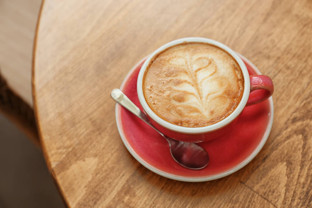 taza de delicioso café en la mesa en la cafetería
 - Foto, imagen