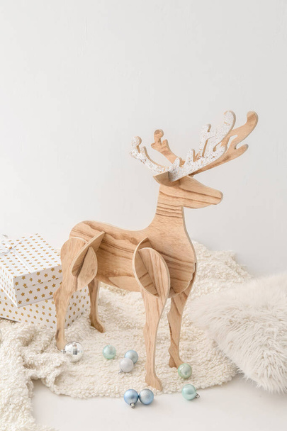 Drewniany renifer, bożonarodzeniowe kulki, pudełka na prezenty, puszysta krata i poduszka na białym tle, zbliżenie - Zdjęcie, obraz