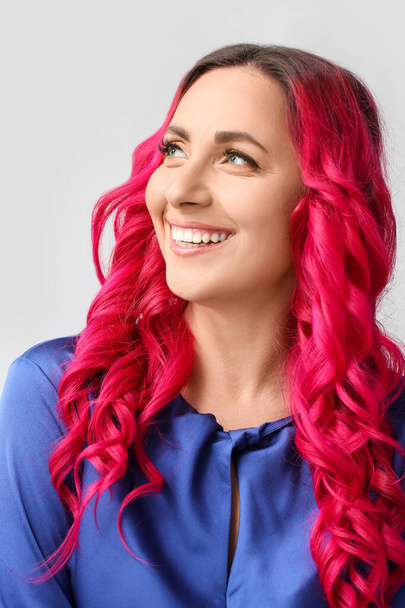 Schöne Frau mit ungewöhnlicher heller Haarfarbe auf hellem Hintergrund - Foto, Bild