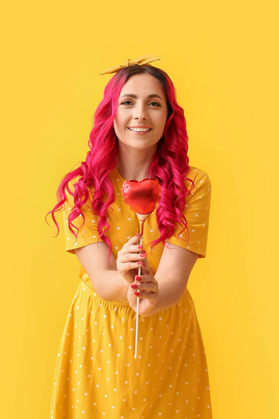 Schöne Frau mit ungewöhnlich hellen Haaren und Ballon auf farbigem Hintergrund - Foto, Bild