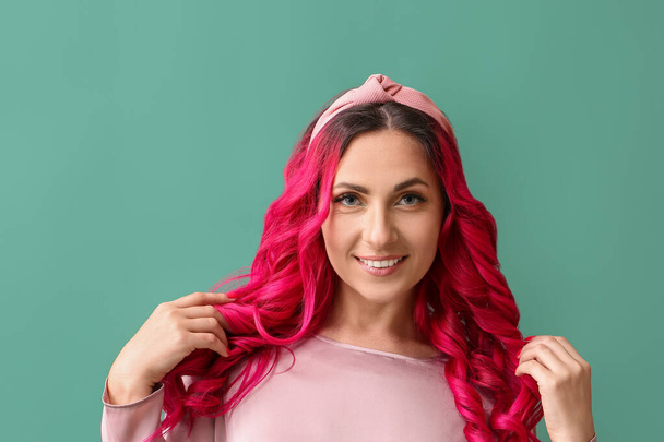 Schöne Frau mit ungewöhnlich hellen Haaren auf farbigem Hintergrund - Foto, Bild