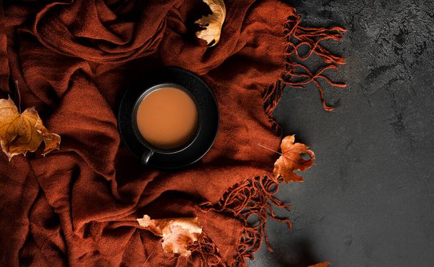 Composición de otoño. Bufanda marrón, café con leche, chocolate negro con almendras y hojas de arce de otoño. Acostado. Vista superior. - Foto, imagen