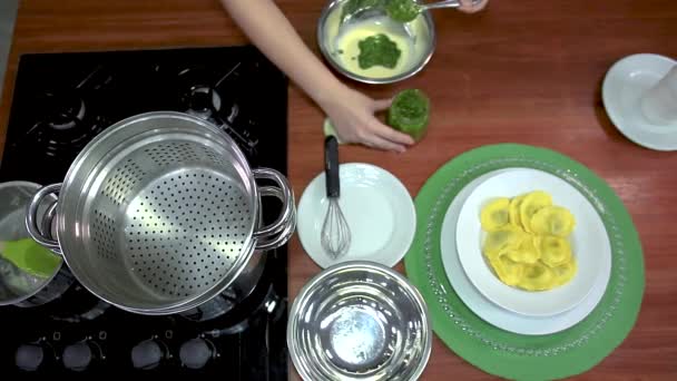 Edelstahlwanne im Fokus. Eine köstliche Mahlzeit zubereiten. - Filmmaterial, Video
