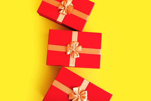 Červené vánoční dárkové krabice na barevném pozadí - Fotografie, Obrázek