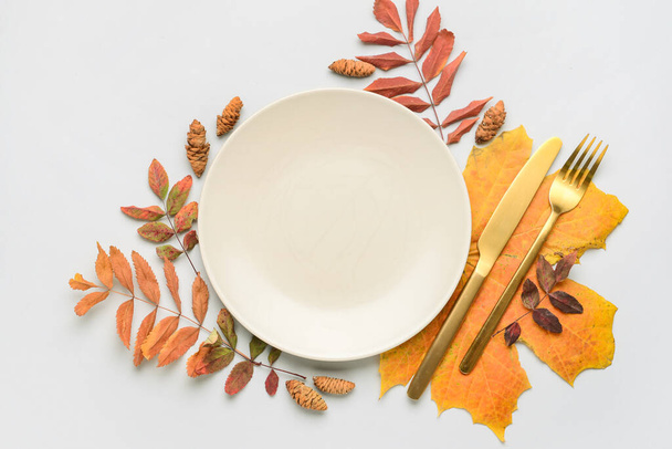 Composition avec table et feuilles d'automne sur fond clair - Photo, image