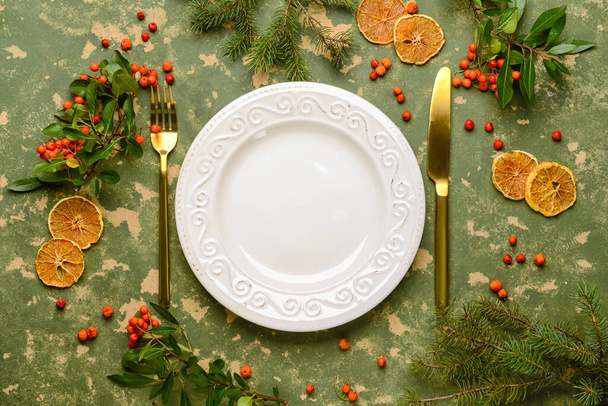 Složení s nastavením stolu, jedlovými větvemi a brusinkami na zeleném pozadí - Fotografie, Obrázek
