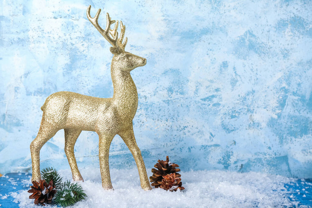 Золотий олень з ялиновими шишками, гілками та снігом на гранжевому фоні
 - Фото, зображення