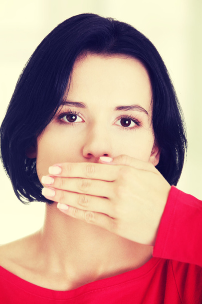 Teen woman covering mouth with hand - Foto, afbeelding