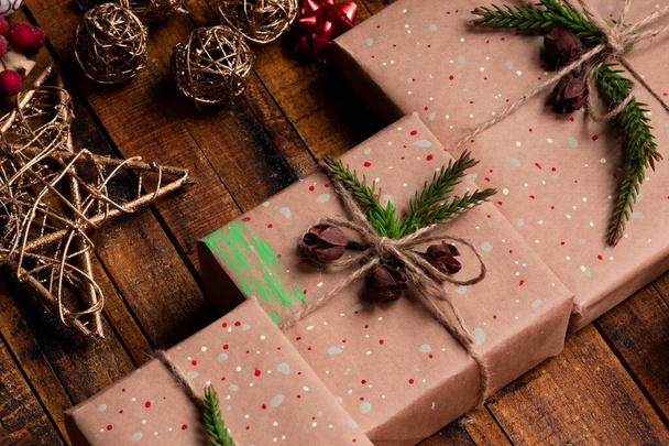 veel traditionele geschenken op kerstavond, handgemaakte pakketten voor het gezin - Foto, afbeelding