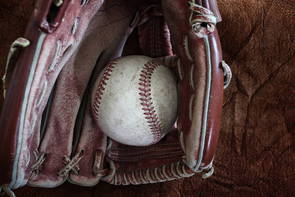 Baseball avec gant en cuir sur fond vieux marron - Photo, image