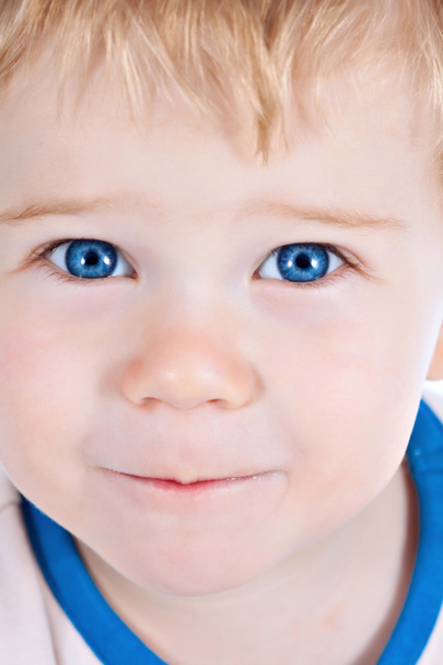μικρό παιδί ξανθά και μπλε μάτια αγόρι παιδί με διάφορες εκφράσεις του προσώπου - Φωτογραφία, εικόνα