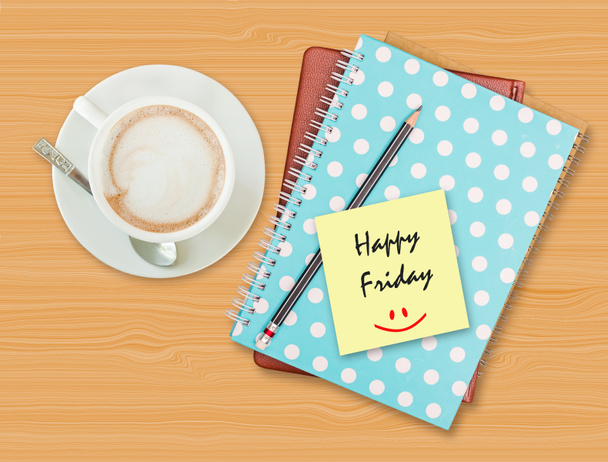 frohen Freitag und Lächeln auf leerem Papier mit Kaffeetasse - Foto, Bild