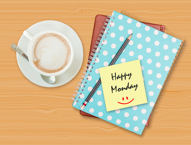 ευτυχής Δευτέρα και χαμόγελο σε κενό χαρτί με φλιτζάνι καφέ - Φωτογραφία, εικόνα