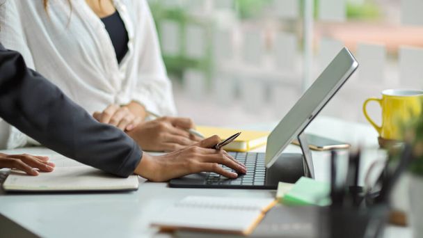 Imagem recortada de mulheres de negócios usando, digitando no teclado digital tablet touchpad para o trabalho em seu local de trabalho. - Foto, Imagem
