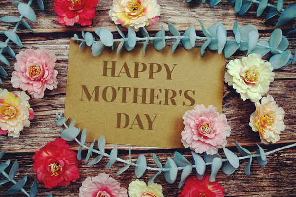 Happy Mother 's Day tekst z ramki kwiaty ozdobić na drewnianym tle - Zdjęcie, obraz