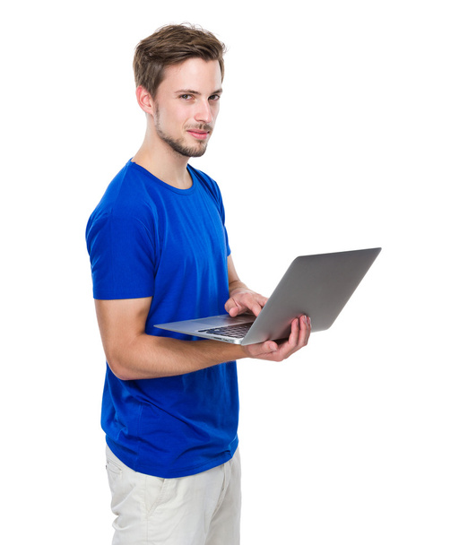 kaukaski mężczyzna korzystania z komputera przenośnego - Zdjęcie, obraz