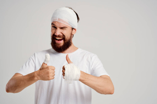 Man  with bandaged with thumbs up. High quality photo - Foto, afbeelding