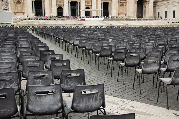 квадратний зі стільцями для Парафіяни в передній Санкт Петра basilic - Фото, зображення